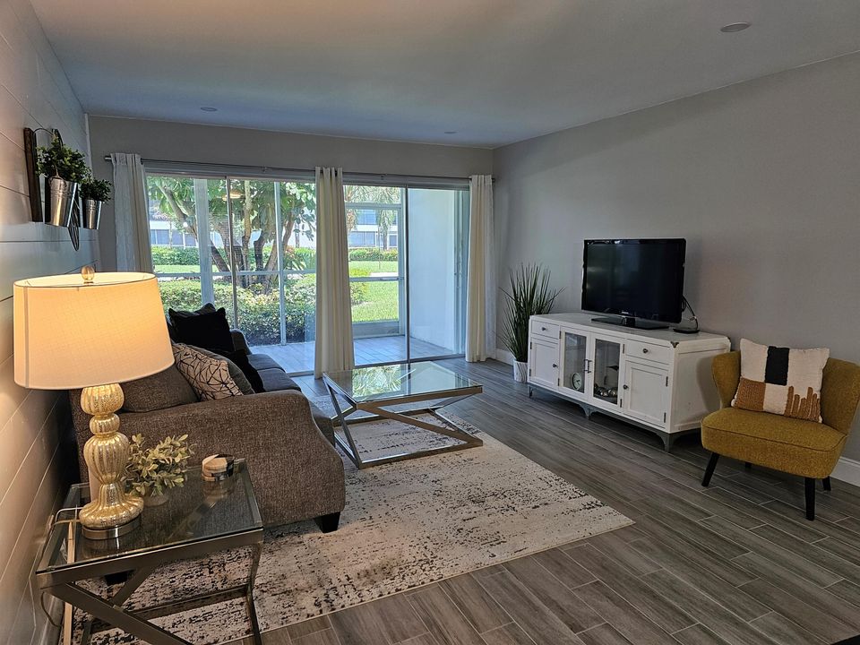 Active With Contract: $4,300 (2 beds, 2 baths, 886 Square Feet)