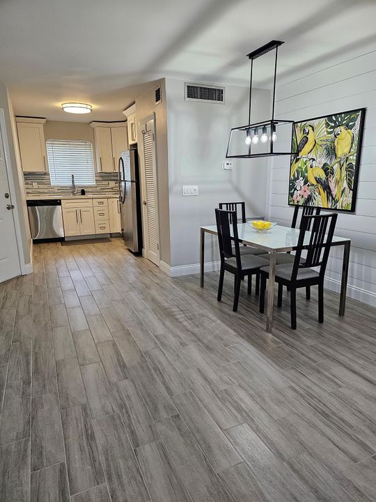 Active With Contract: $4,300 (2 beds, 2 baths, 886 Square Feet)