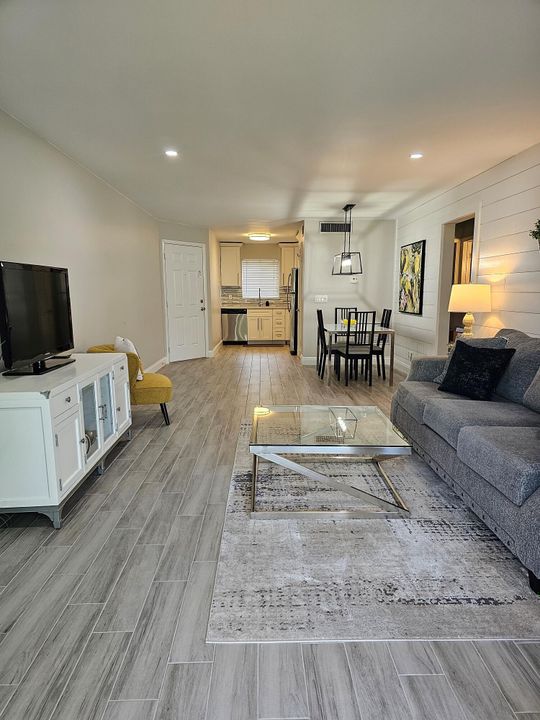 Active With Contract: $4,300 (2 beds, 2 baths, 886 Square Feet)