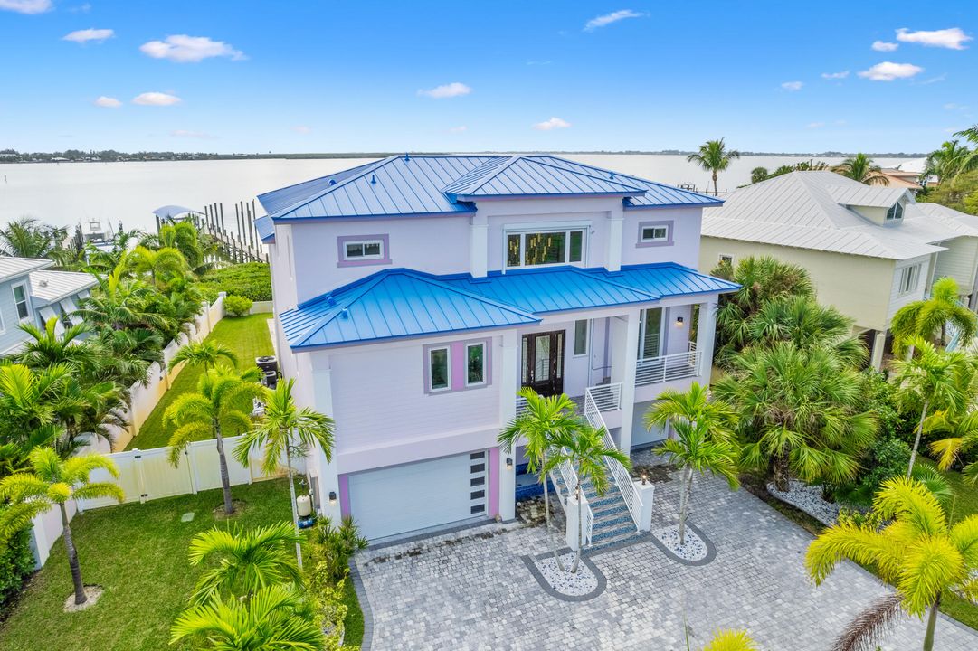 Recently Sold: $2,400,000 (4 beds, 3 baths, 3187 Square Feet)