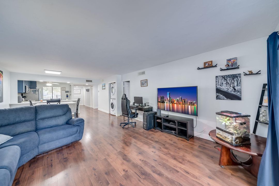 Active With Contract: $325,000 (2 beds, 2 baths, 1256 Square Feet)
