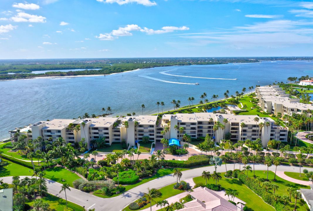 For Sale: $2,750,000 (2 beds, 2 baths, 2400 Square Feet)