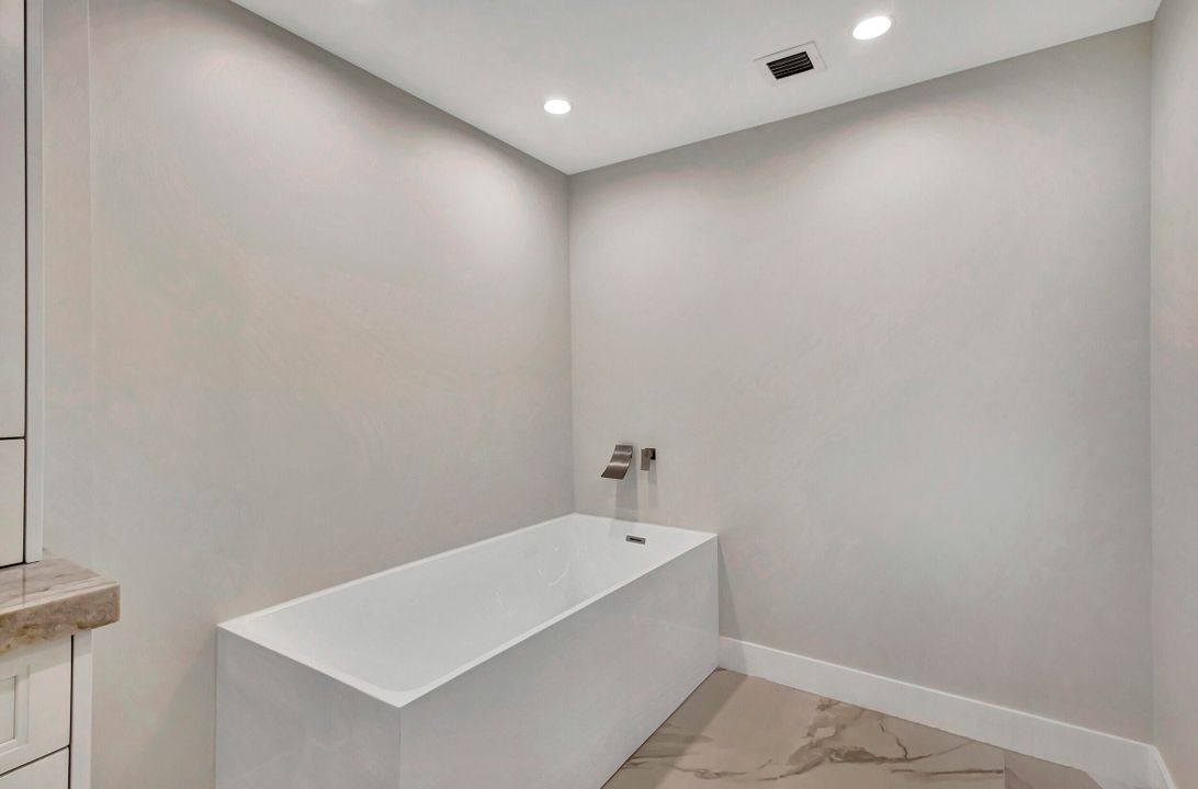 待售: $2,750,000 (2 贝兹, 2 浴室, 2400 平方英尺)