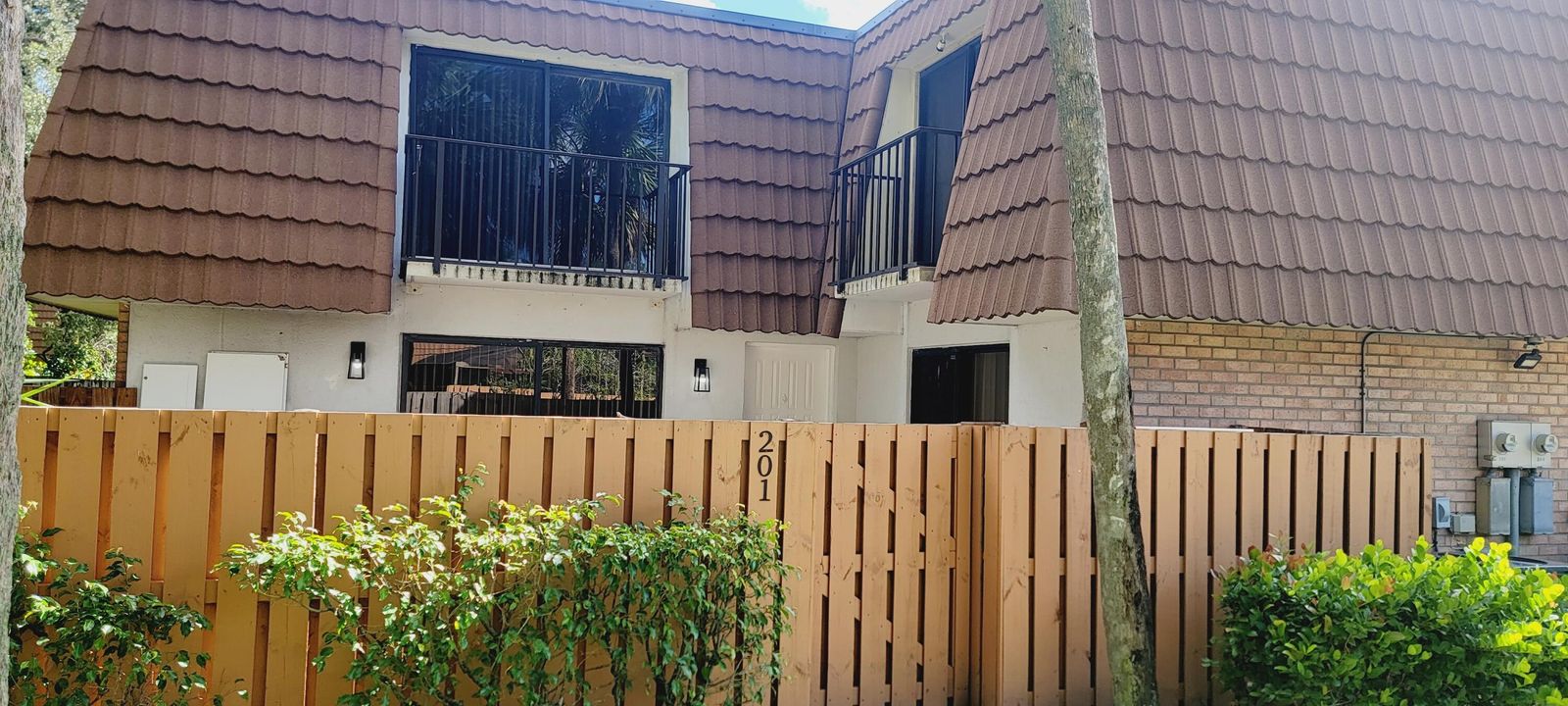 Active With Contract: $2,100 (2 beds, 2 baths, 1236 Square Feet)