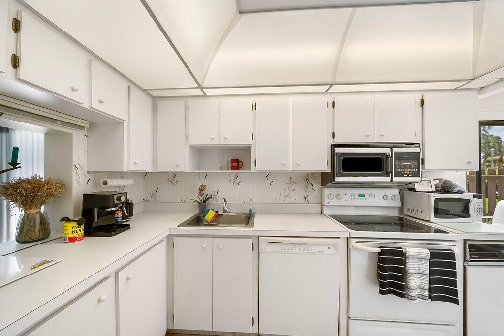 Active With Contract: $1,000 (2 beds, 2 baths, 1546 Square Feet)