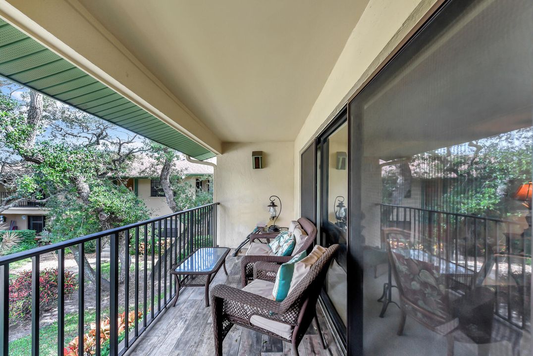 Active With Contract: $399,900 (2 beds, 2 baths, 1177 Square Feet)