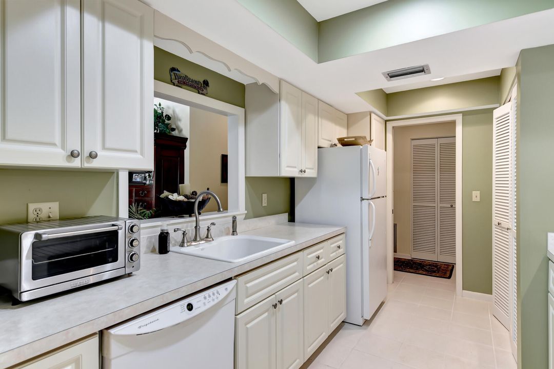 Active With Contract: $399,900 (2 beds, 2 baths, 1177 Square Feet)