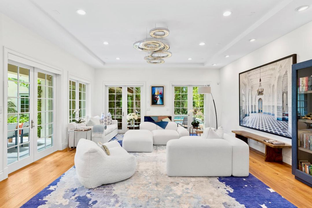 Recently Sold: $6,895,000 (6 beds, 5 baths, 5302 Square Feet)