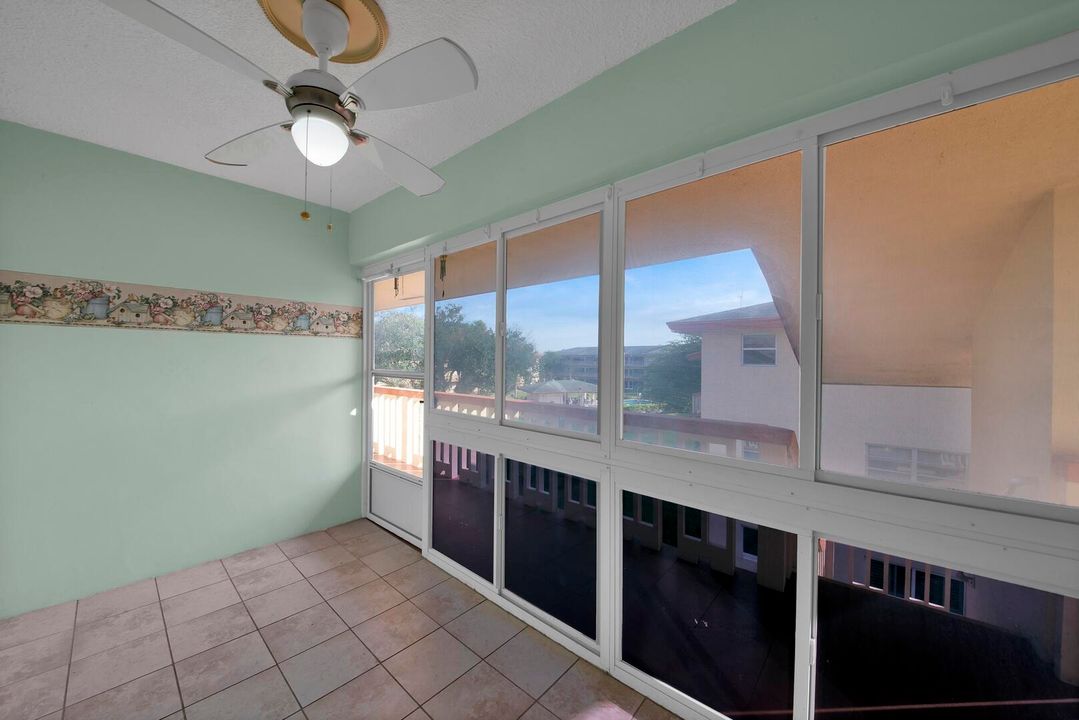 For Sale: $158,000 (2 beds, 2 baths, 968 Square Feet)