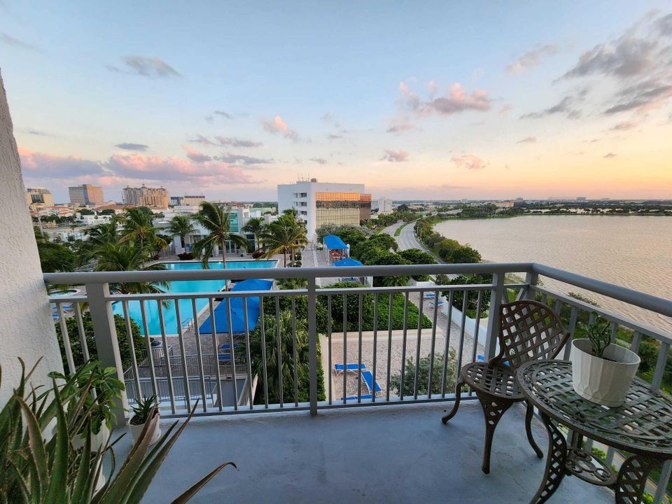 Recently Rented: $3,250 (1 beds, 1 baths, 774 Square Feet)