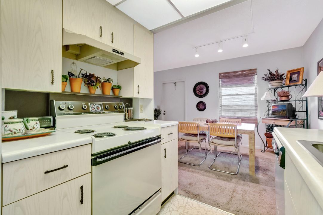 Active With Contract: $144,900 (2 beds, 1 baths, 880 Square Feet)
