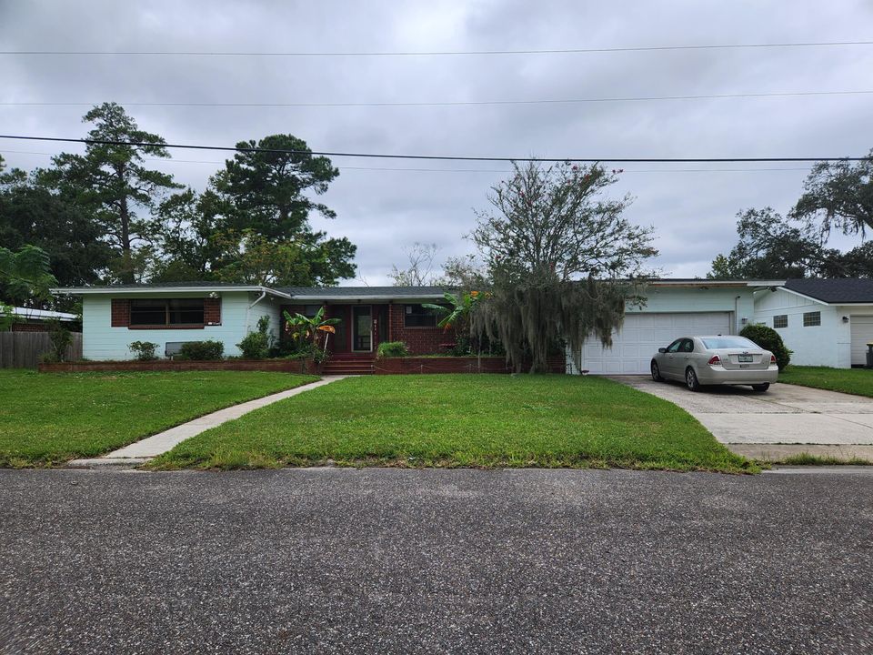 Recently Sold: $100,000 (3 beds, 2 baths, 2516 Square Feet)