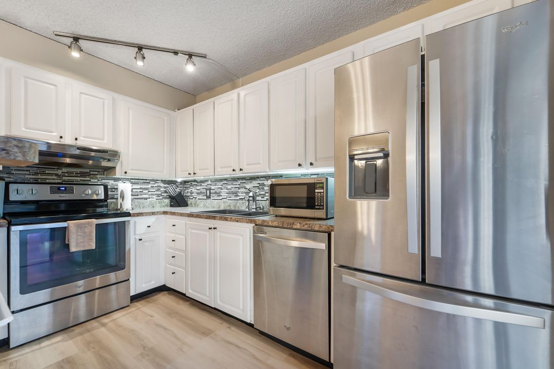 Active With Contract: $347,900 (2 beds, 2 baths, 1236 Square Feet)