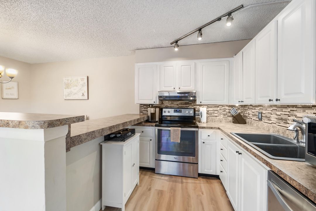 Active With Contract: $347,900 (2 beds, 2 baths, 1236 Square Feet)