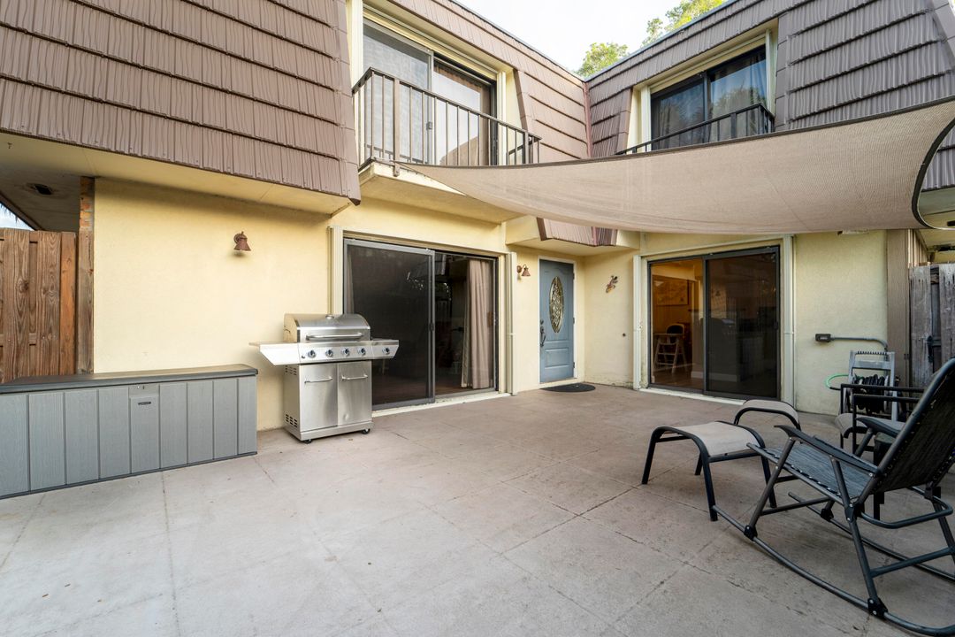 Active With Contract: $347,900 (2 beds, 2 baths, 1236 Square Feet)