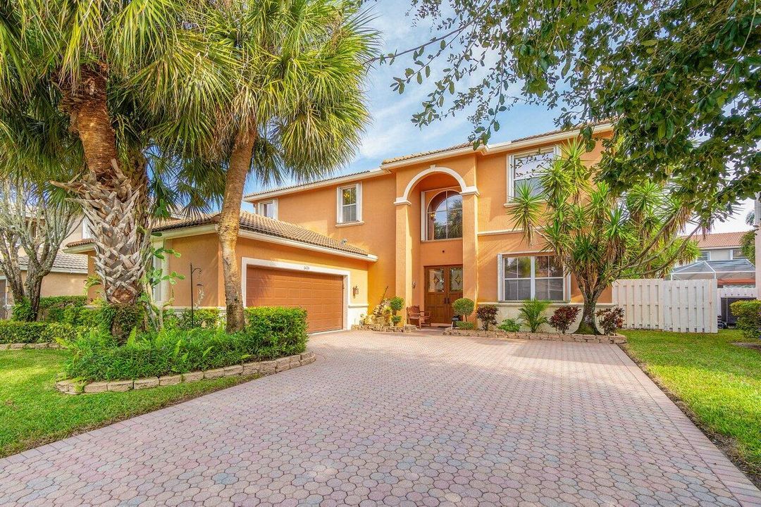 最近售出: $699,900 (4 贝兹, 3 浴室, 2667 平方英尺)