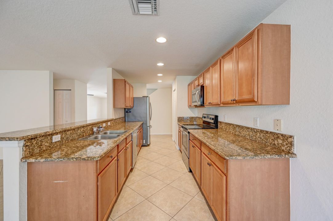 Active With Contract: $3,200 (4 beds, 2 baths, 2672 Square Feet)