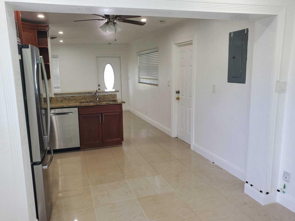 Active With Contract: $2,200 (2 beds, 1 baths, 1355 Square Feet)