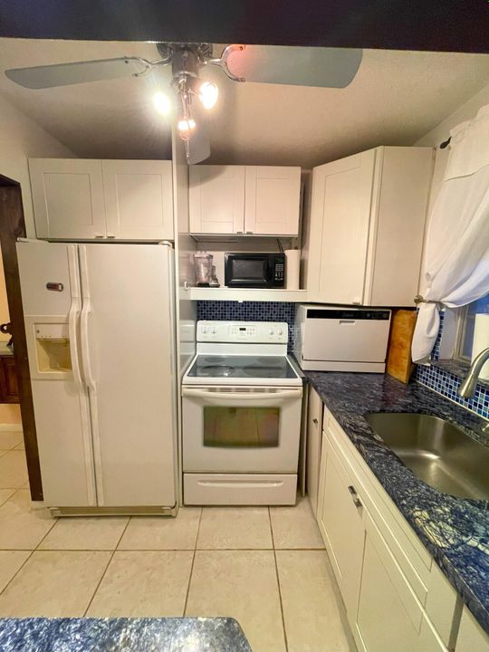 For Sale: $122,700 (1 beds, 1 baths, 700 Square Feet)