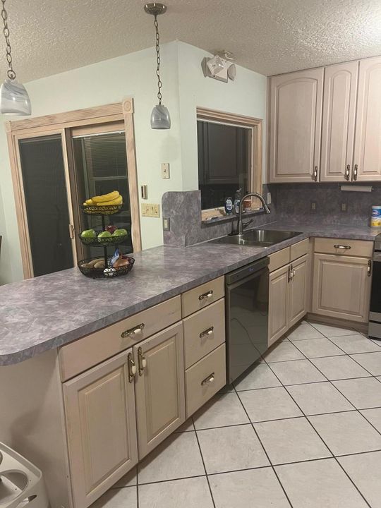 Active With Contract: $3,650 (3 beds, 2 baths, 1915 Square Feet)