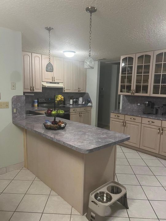 Active With Contract: $3,650 (3 beds, 2 baths, 1915 Square Feet)