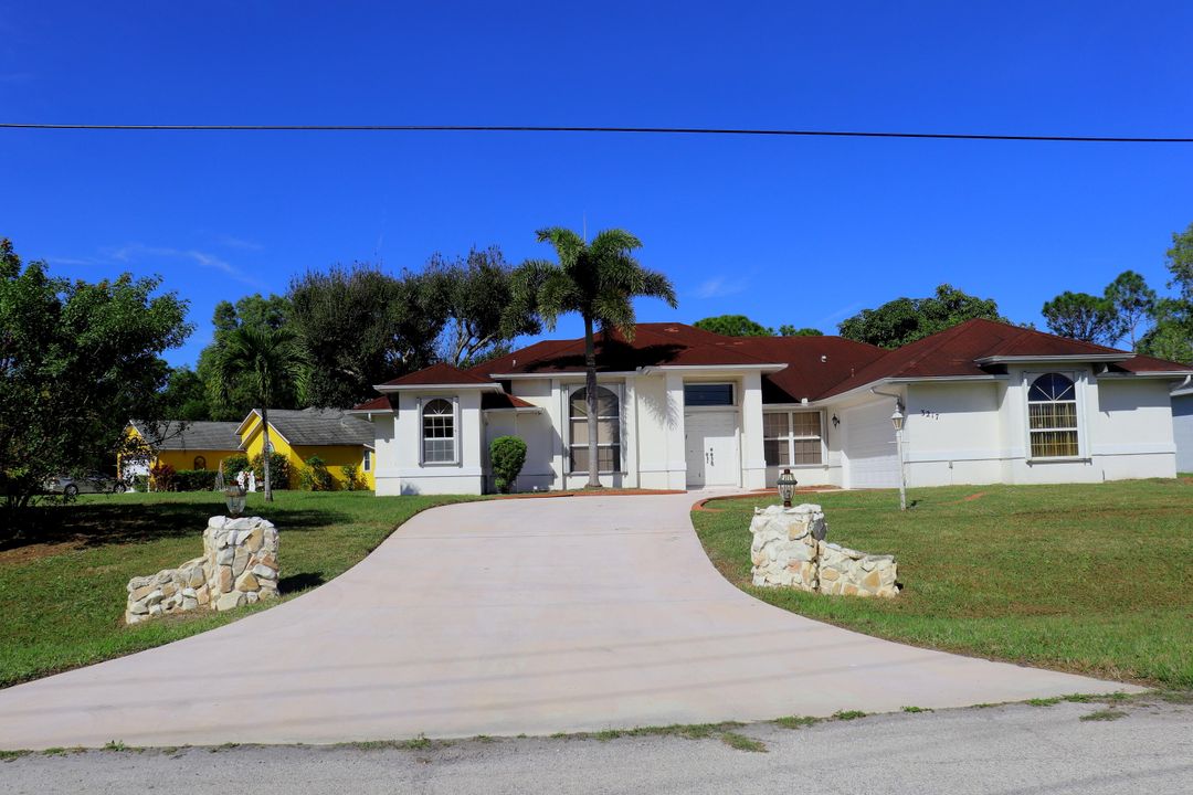 Active With Contract: $384,620 (3 beds, 2 baths, 1988 Square Feet)