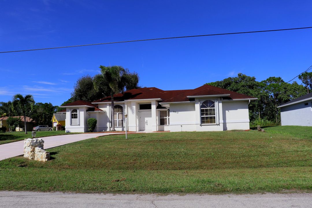 Active With Contract: $384,620 (3 beds, 2 baths, 1988 Square Feet)