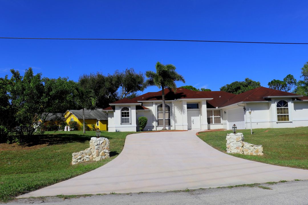 Active With Contract: $384,620 (3 beds, 2 baths, 1988 Square Feet)