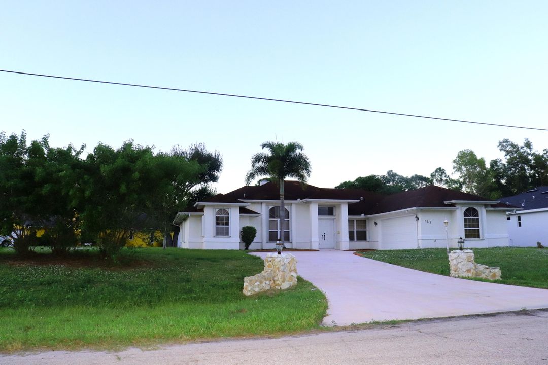 Active With Contract: $384,620 (3 beds, 2 baths, 1988 Square Feet)