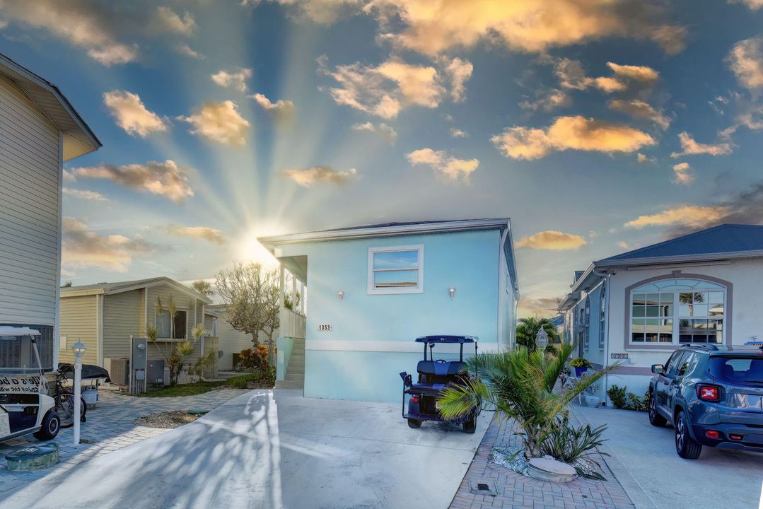 Active With Contract: $450,000 (2 beds, 2 baths, 1300 Square Feet)