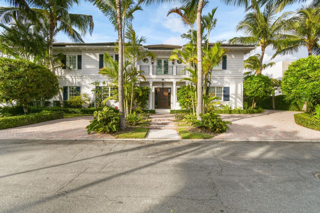 Recently Sold: $6,950,000 (5 beds, 5 baths, 5487 Square Feet)