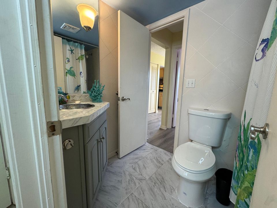 For Sale: $105,000 (2 beds, 1 baths, 819 Square Feet)