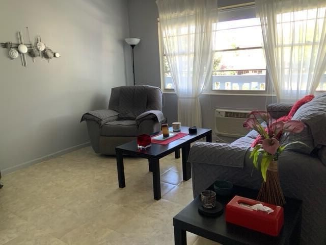 For Sale: $124,000 (1 beds, 1 baths, 700 Square Feet)