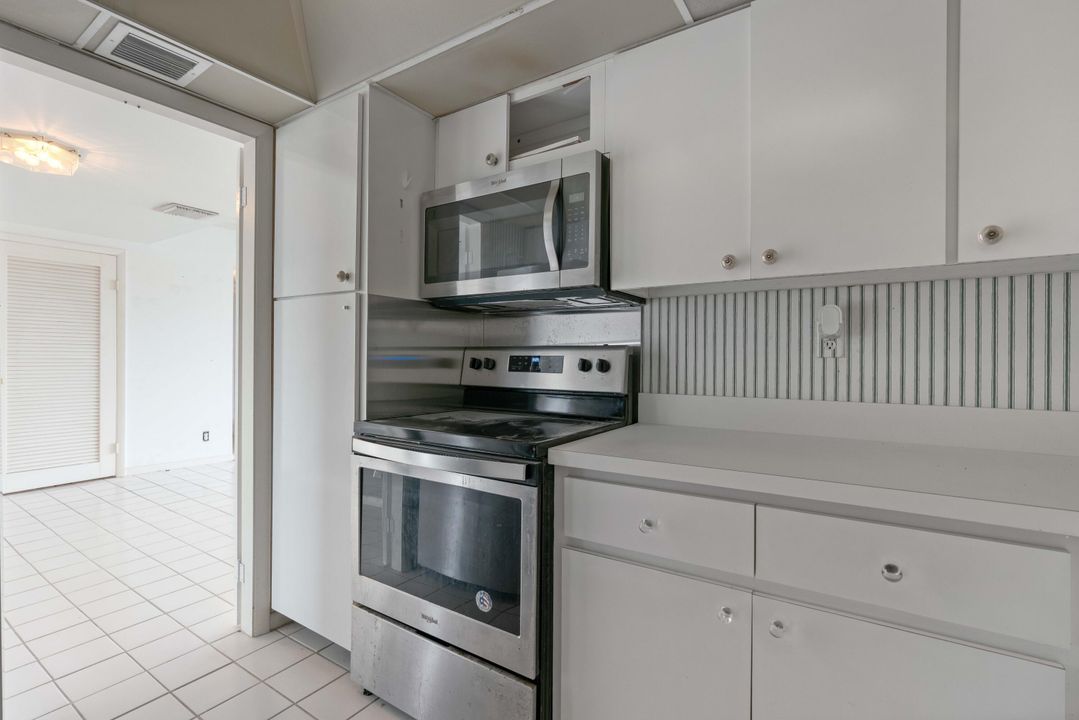 Active With Contract: $220,000 (1 beds, 1 baths, 1010 Square Feet)