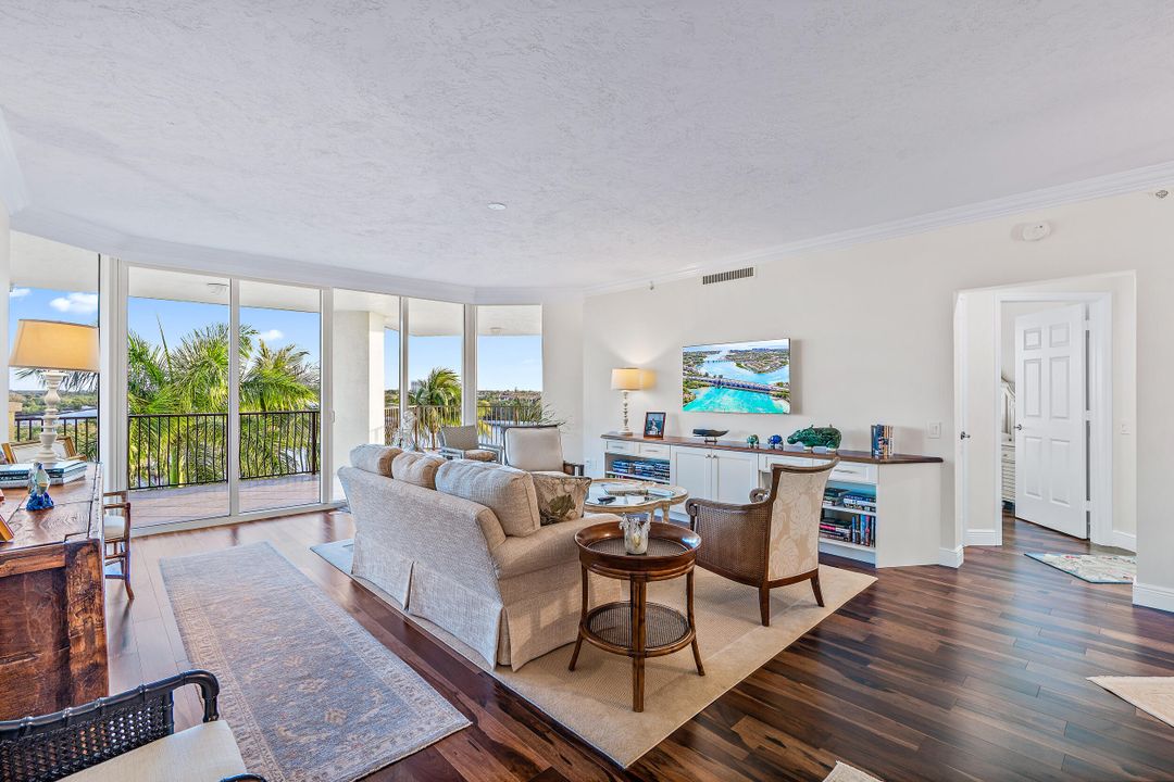 Recently Sold: $2,950,000 (3 beds, 3 baths, 2506 Square Feet)