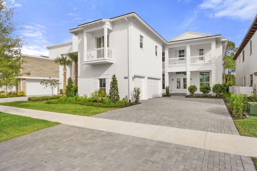 Recently Sold: $2,499,990 (5 beds, 5 baths, 4923 Square Feet)