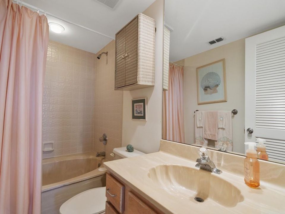 For Sale: $359,000 (2 beds, 2 baths, 995 Square Feet)