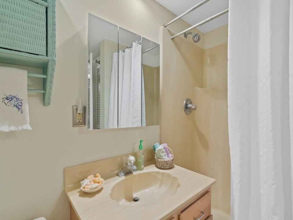 For Sale: $369,000 (2 beds, 2 baths, 995 Square Feet)