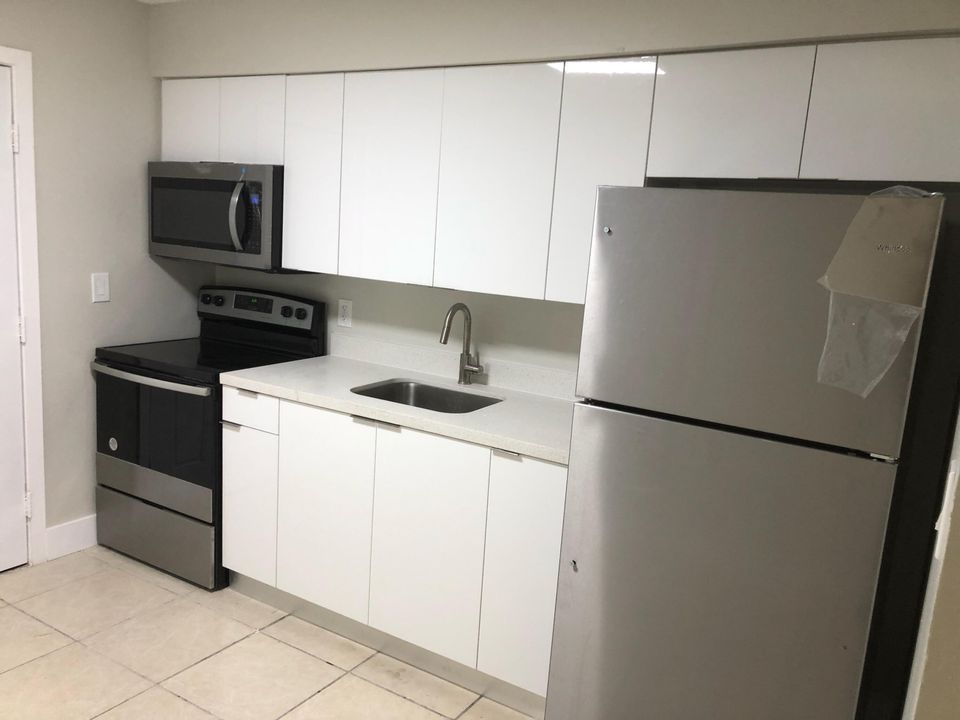 Active With Contract: $1,250 (2 beds, 1 baths, 750 Square Feet)