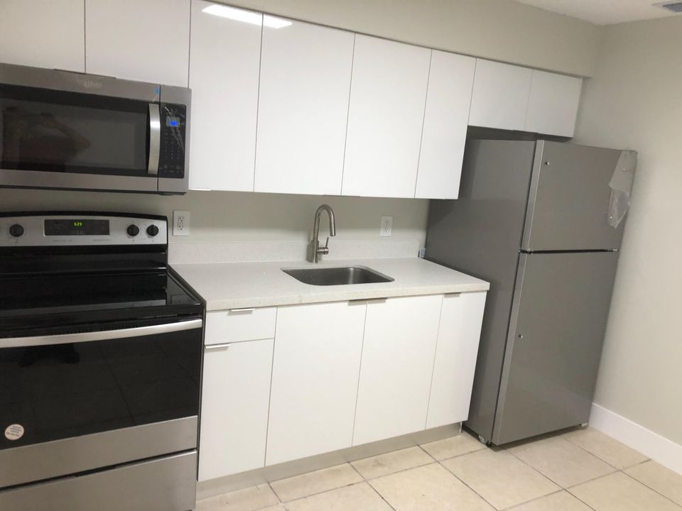 Active With Contract: $1,250 (2 beds, 1 baths, 750 Square Feet)