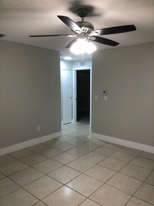 Active With Contract: $1,250 (2 beds, 1 baths, 750 Square Feet)