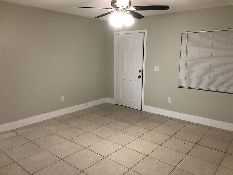 Active With Contract: $1,250 (2 beds, 1 baths, 750 Square Feet)