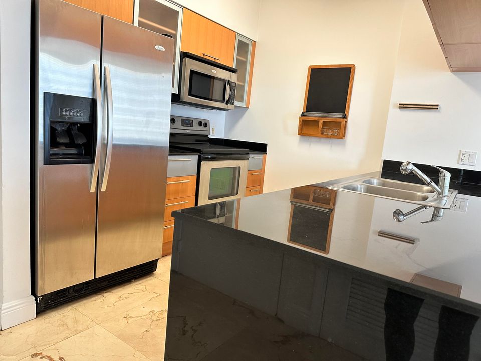 For Sale: $430,000 (1 beds, 1 baths, 791 Square Feet)
