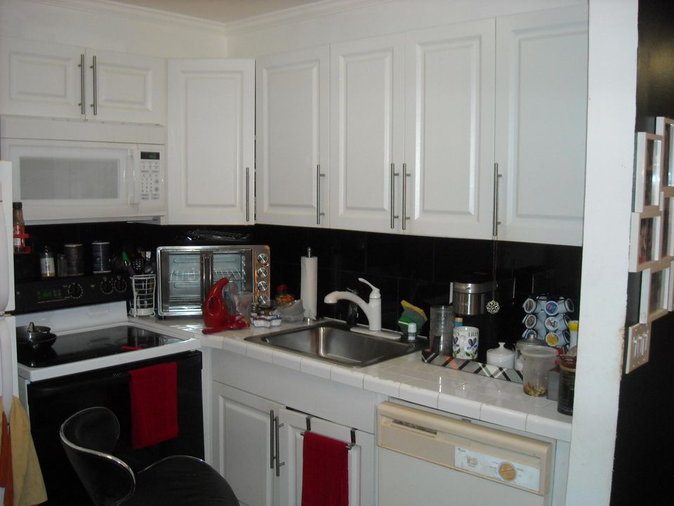 For Sale: $98,000 (1 beds, 1 baths, 570 Square Feet)