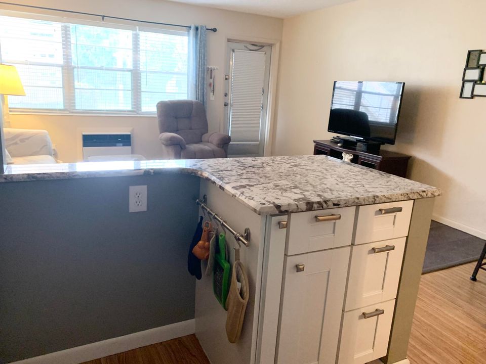 For Sale: $94,999 (1 beds, 1 baths, 570 Square Feet)