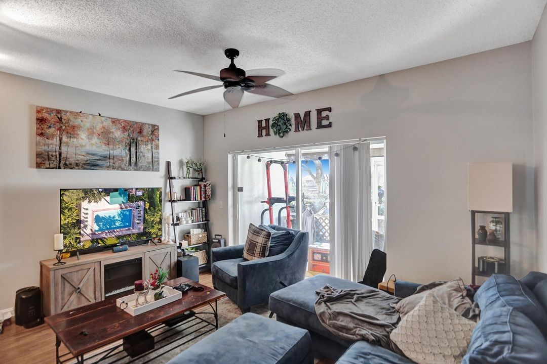 Active With Contract: $2,100 (2 beds, 1 baths, 930 Square Feet)