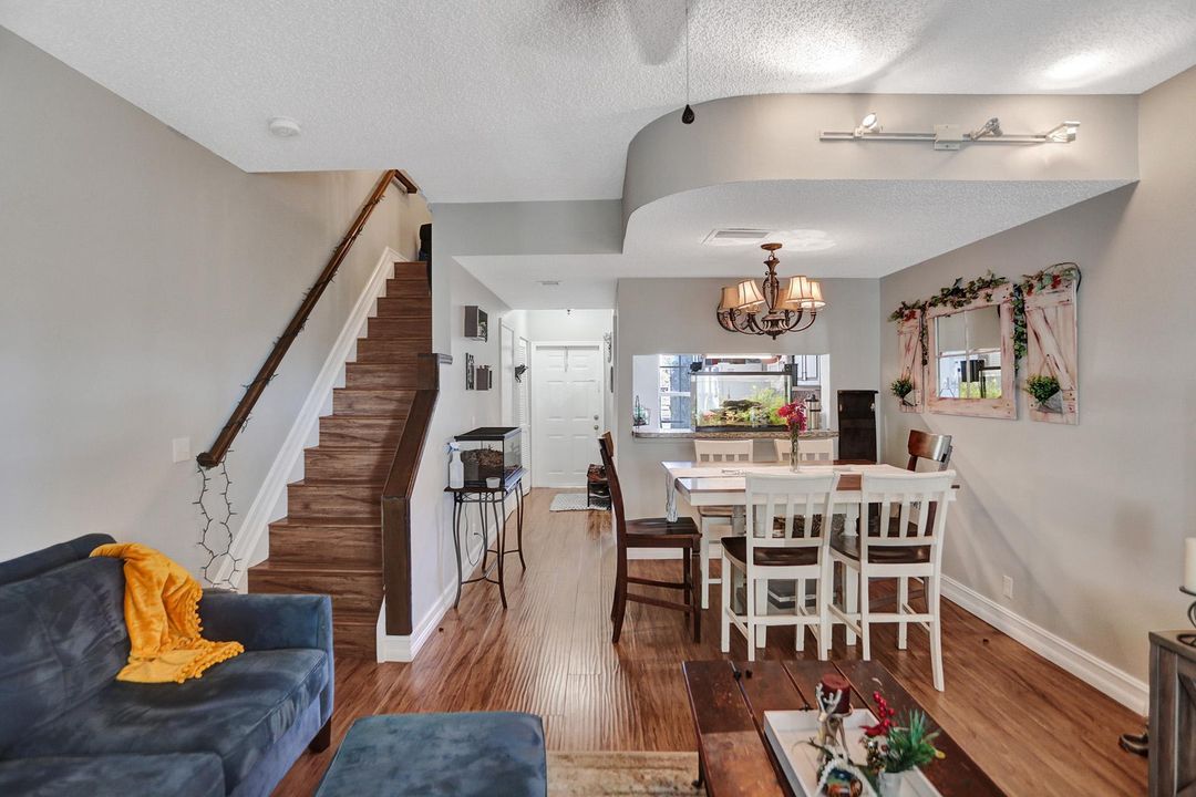 Active With Contract: $2,100 (2 beds, 1 baths, 930 Square Feet)