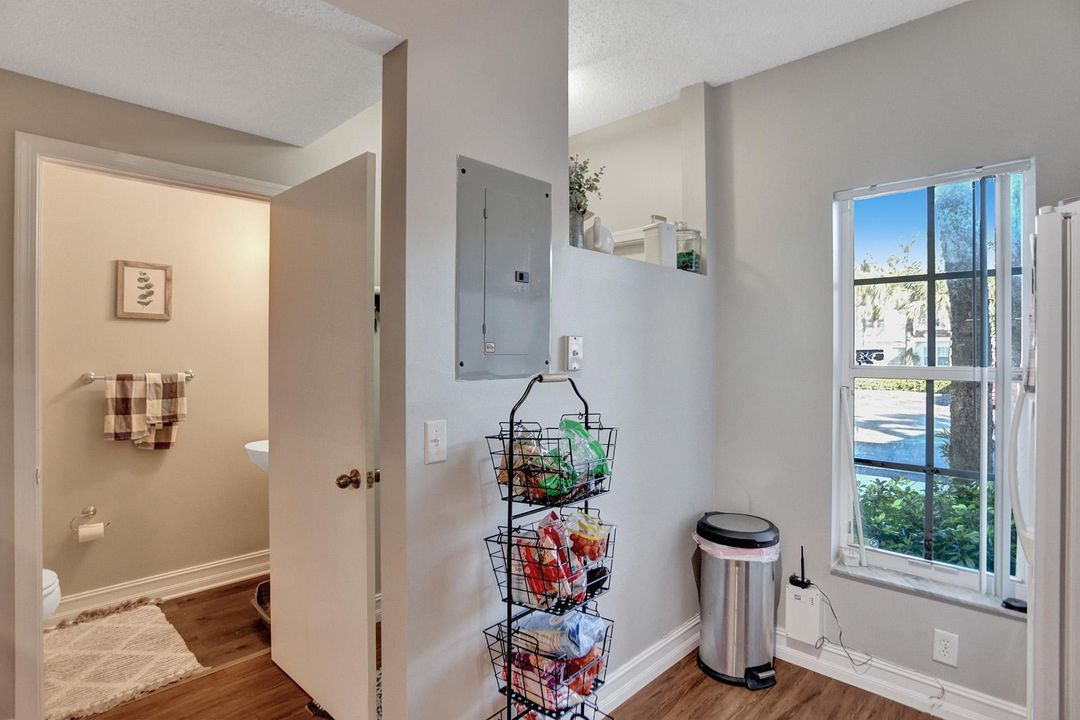 Active With Contract: $2,100 (2 beds, 1 baths, 930 Square Feet)