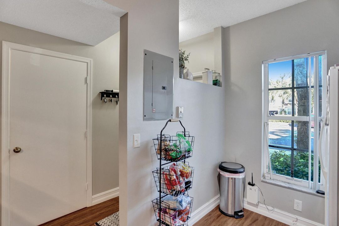 Active With Contract: $2,100 (2 beds, 1 baths, 930 Square Feet)