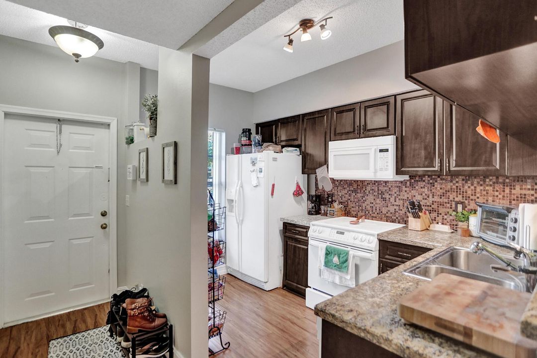 Active With Contract: $2,100 (2 beds, 1 baths, 930 Square Feet)